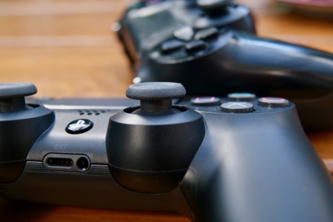 Во время премьеры оригинальной PlayStation 4 резина после контакта с человеком могла изнашиваться с рекордной скоростью