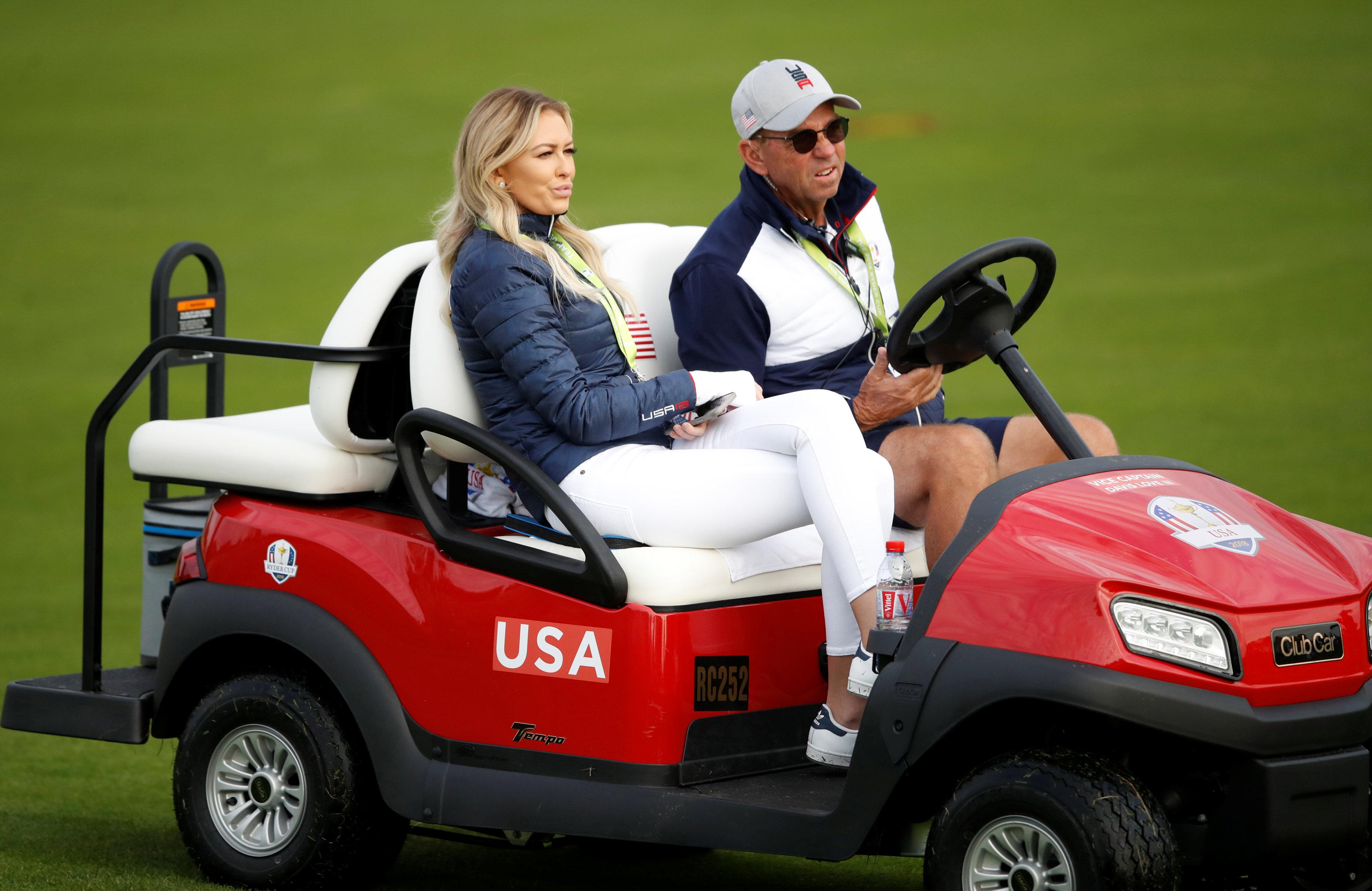 Модель невесты Дастина Джонсона Полина Гретцки проехала по трассе в багги для гольфа, в то время как ее звездный партнер по сборной США получил хорошее начало