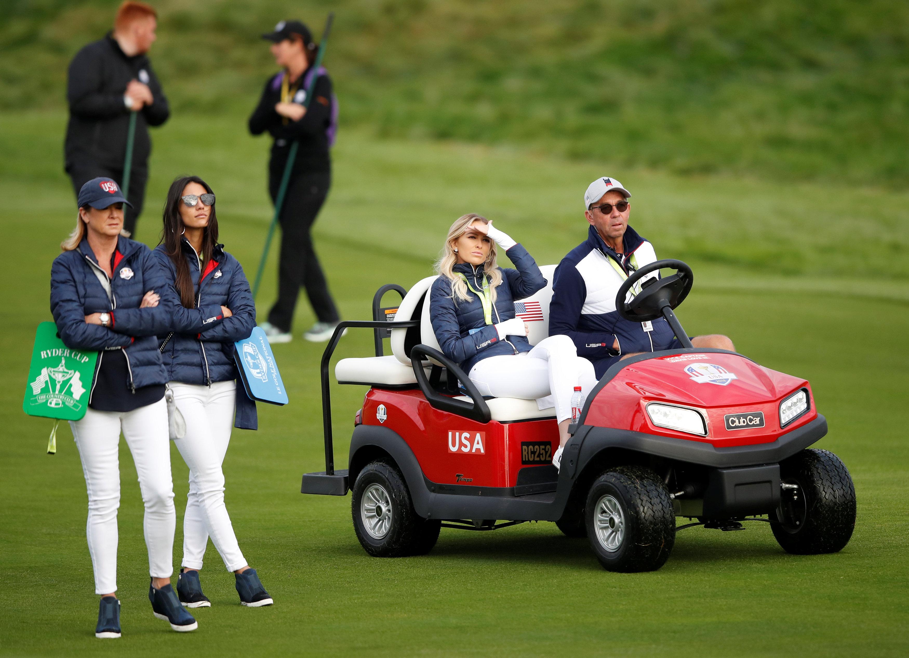 Эрика Герман сидит в кузове багги в гольф-клубе Le Golf National