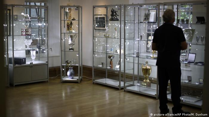 По словам его адвокатов, запланированный аукцион трофеев и памятных вещей бывшей немецкой звезды тенниса Бориса Беккера был приостановлен в последнюю минуту