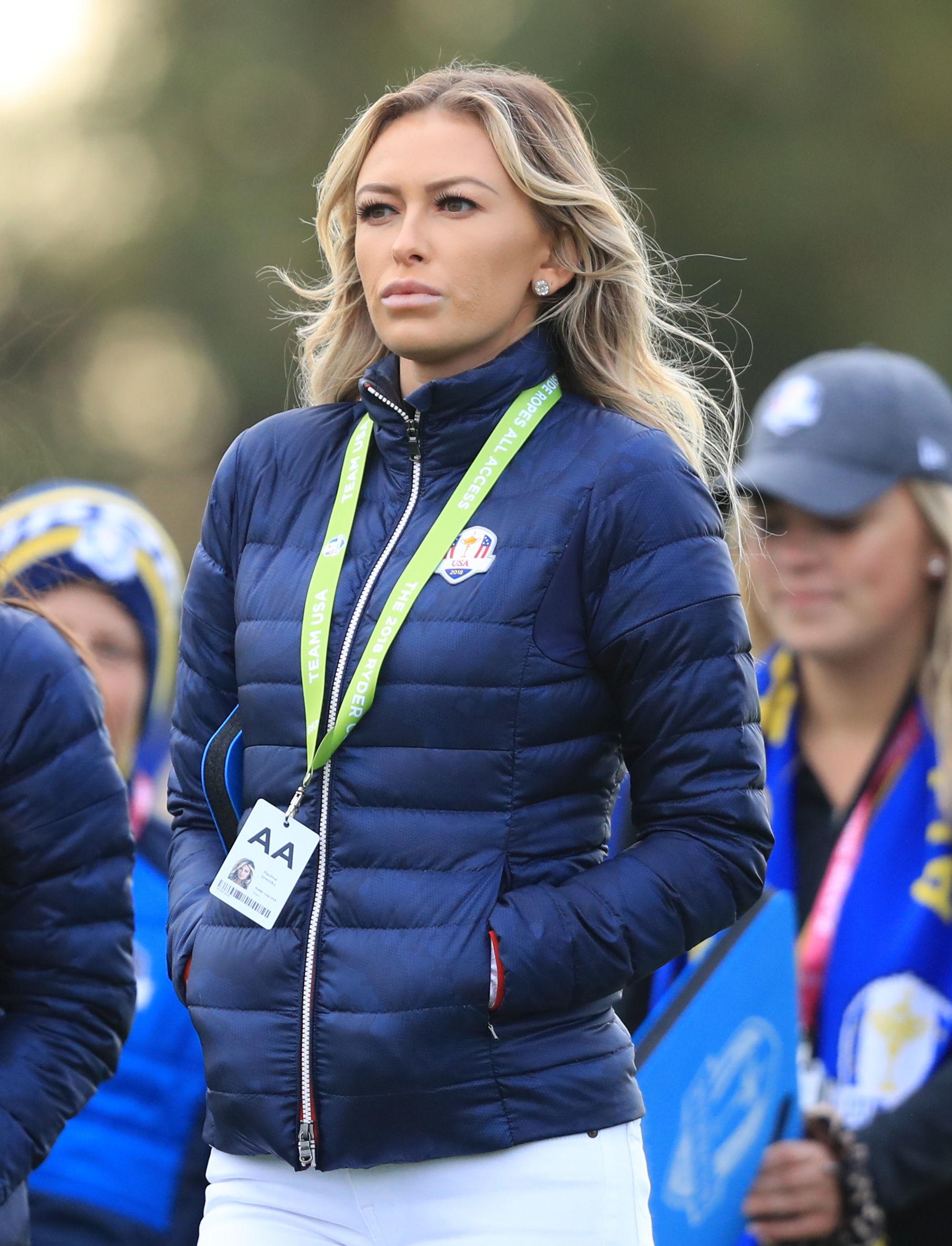 Полина Гретцки разъезжает на багги для гольфа на Кубке Райдера